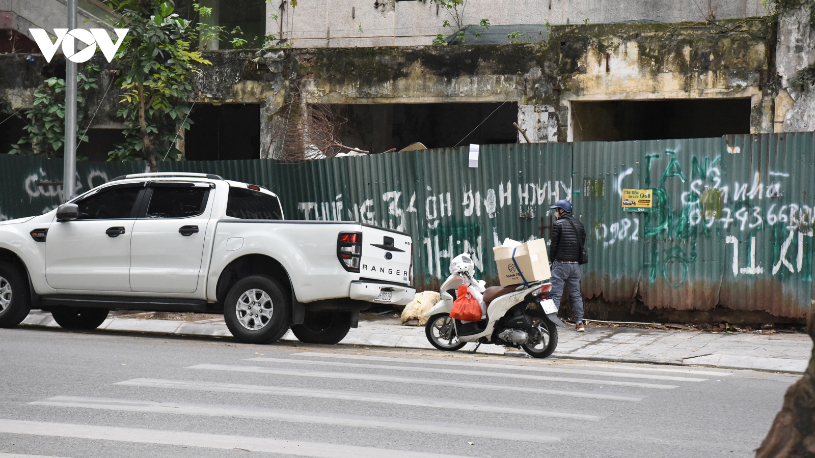 Góc phố, vỉa hè thành nơi tiểu tiện gây ô nhiễm, mất mỹ quan